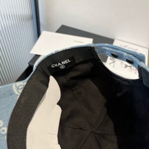 【AT8894】シャネルのデニムブルー ダックビルキャップ - 高級オートクチュールシリーズからインスパイア - ファッションと工芸の融合 | Chanel Paris