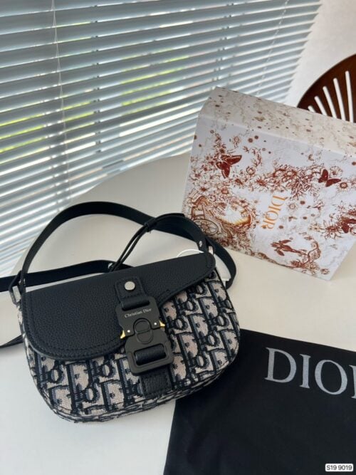 【AT913】折りたたみボックス付きのDior（ディオール）の最新モデルのサドルバッグ。クラシックなカラーブロックのボディと、レトロなハードウェアが特徴で、耐摩耗性も高く、若い世代に人気のあるデザインです。これら二つの要素は、新しいDIORバッグの代表的な特徴となっています フリーマーケット 貴重版 コレクターズ・エディション RAKUMA