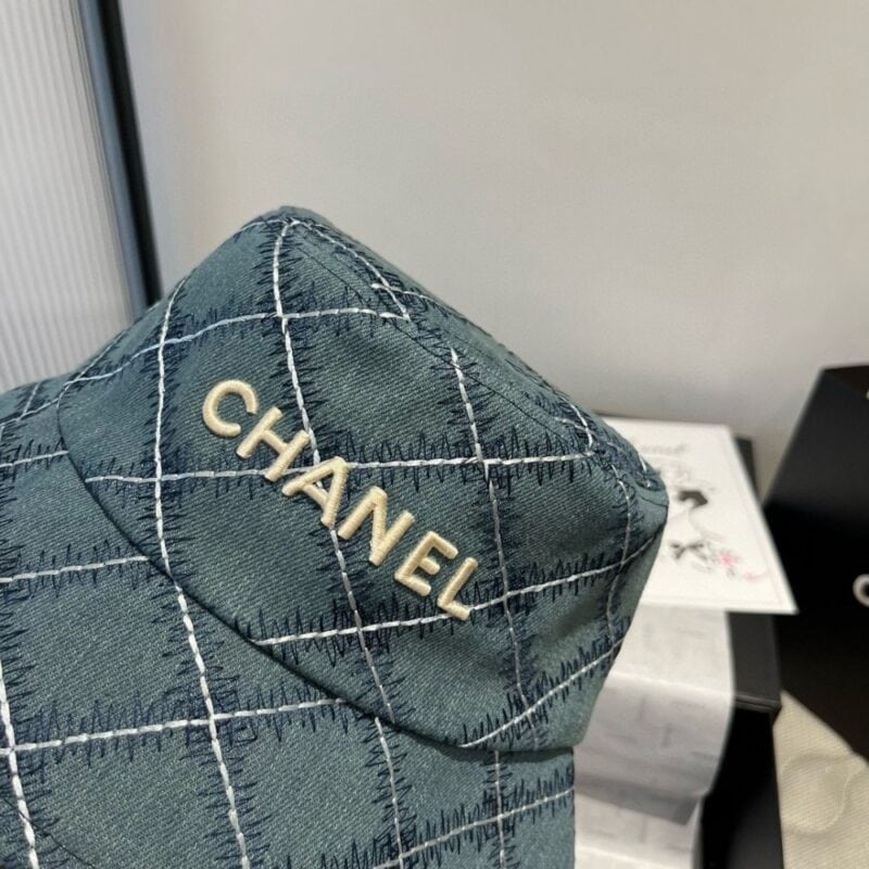 【AT9134】Chanel（シャネル）のデニムブルーチェック柄フィッシャーハット、上品な贅沢感を演出 | Chanel Paris