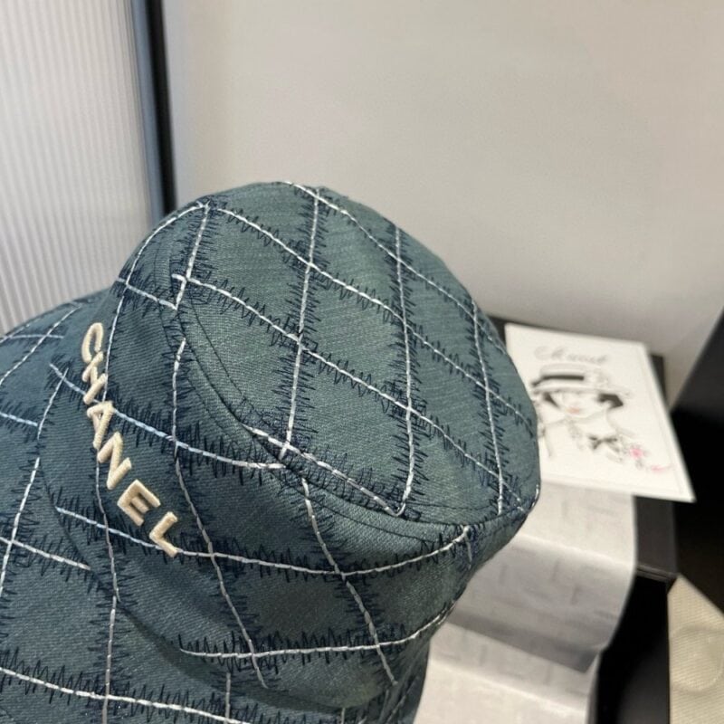 【AT9134】Chanel（シャネル）のデニムブルーチェック柄フィッシャーハット、上品な贅沢感を演出 | Chanel Paris