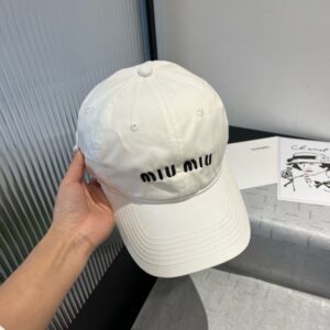 【AT9138】ミュウミュウ Pure White ベースボールキャップ - 都市ファッションのエレガントなアクセント | Miu Miu