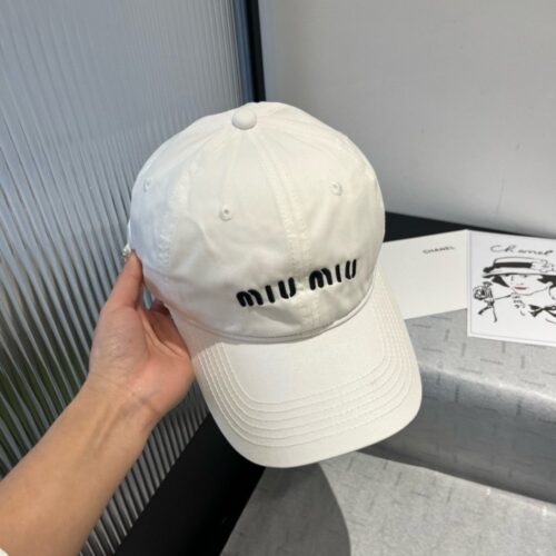 【AT9138】ミュウミュウ Pure White ベースボールキャップ - 都市ファッションのエレガントなアクセント | Miu Miu