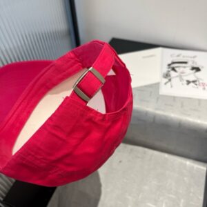 【AT9143】ミュウミュウのクラシックな野球帽 - 高級感とファッションスタイルを演出するローズレッドカラー | Miu Miu