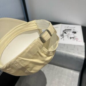 【AT9144】ミュウミュウのシンプルでエレガントな柔らかいミルク色野球帽 | Miu Miu