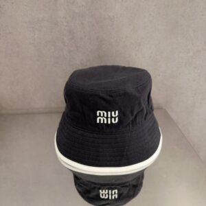 【AT9153】ミュウミュウのブラックフィッシャーマンハット、夏のアウトドアに最適な日焼け防止帽子 | Miu Miu