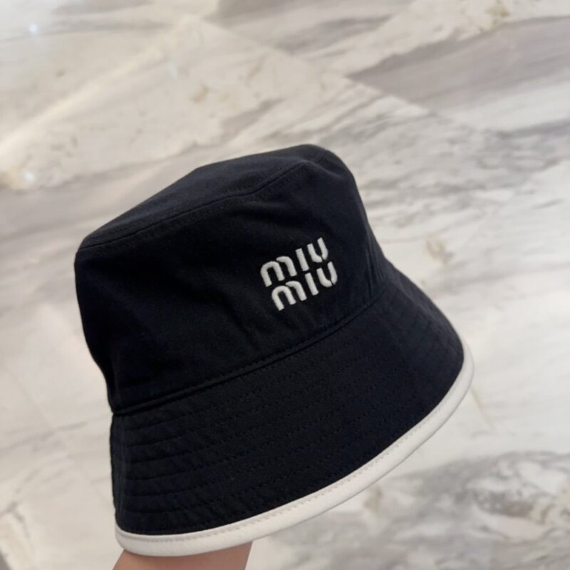 【AT9153】ミュウミュウのブラックフィッシャーマンハット、夏のアウトドアに最適な日焼け防止帽子 | Miu Miu