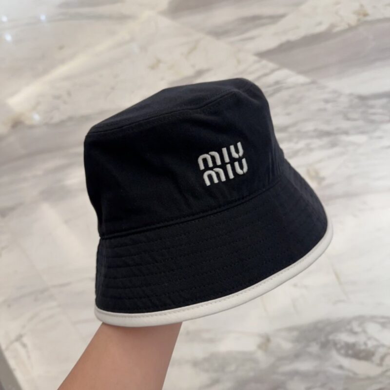 【AT9153】ミュウミュウのブラックフィッシャーマンハット、夏のアウトドアに最適な日焼け防止帽子 | Miu Miu