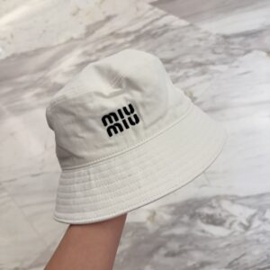【AT9157】Miu Miu フィッシャーマンハット - 怠惰でエレガントなスタイルを演出する白い女性用帽子 | Miu Miu