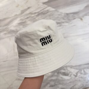 【AT9157】Miu Miu フィッシャーマンハット - 怠惰でエレガントなスタイルを演出する白い女性用帽子 | Miu Miu