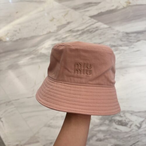 【AT9159】Miu Miu 刺繍入りフィッシャーマンハット、自然体な夏のスタイルを演出 | Miu Miu