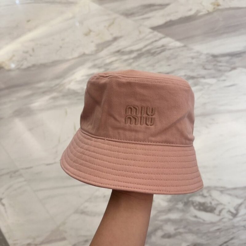 【AT9159】Miu Miu 刺繍入りフィッシャーマンハット、自然体な夏のスタイルを演出 | Miu Miu
