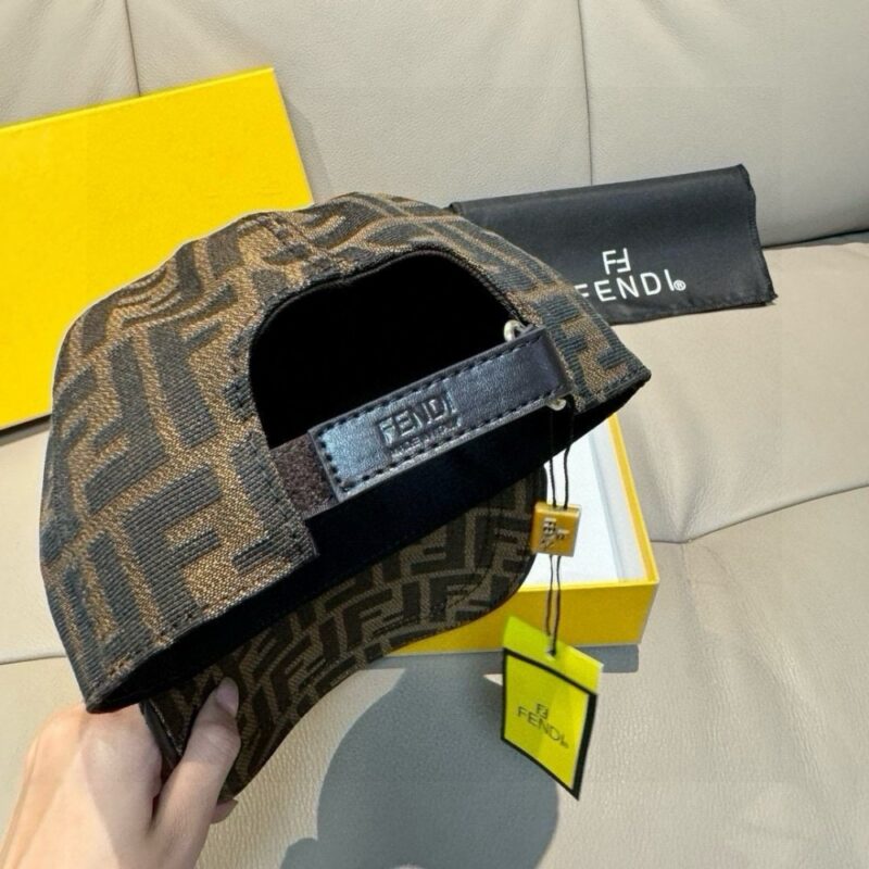 【AT9184】Fendi（フェンディ） クラシックなダブルFエンボスベースボールキャップ | Fendi