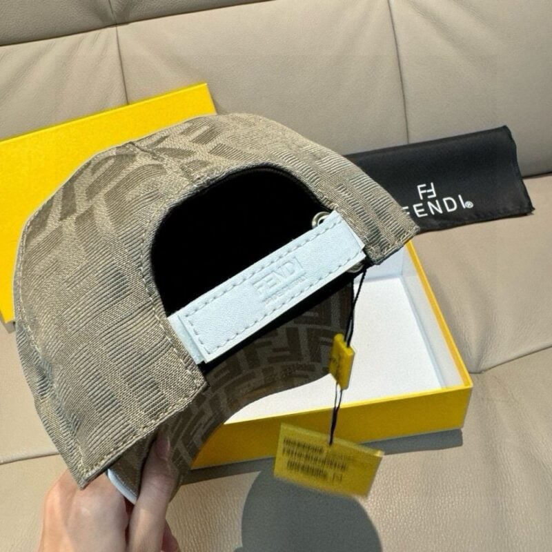 【AT9186】Fendi(フェンディ)のクラシックなダブルF刺繍ベースボールキャップ | Fendi Roma
