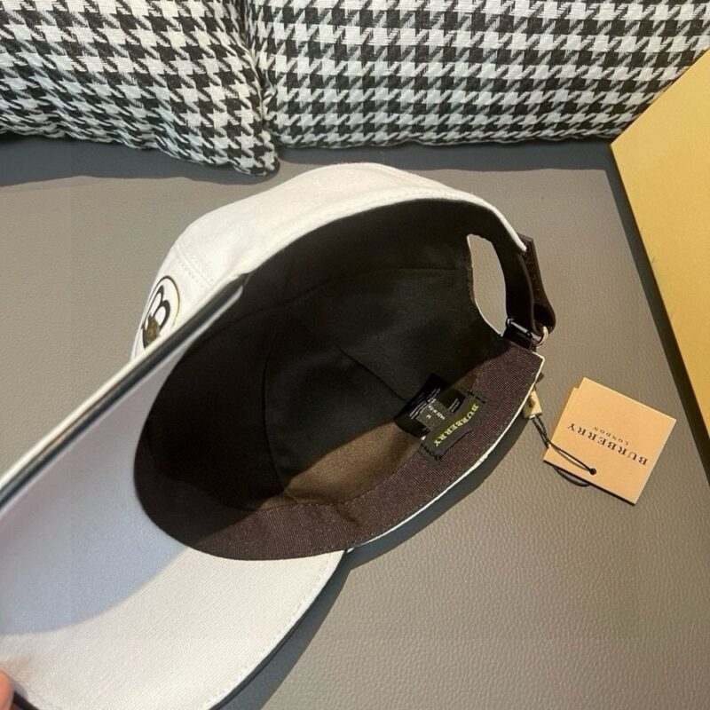 【AT9218】バーバリー（Burberry）ホワイトキャンバスベースボールキャップTBロゴ刺繍付き | Burberry London