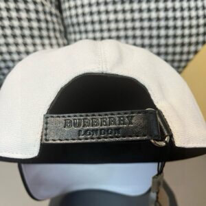 【AT9218】バーバリー（Burberry）ホワイトキャンバスベースボールキャップTBロゴ刺繍付き | Burberry London