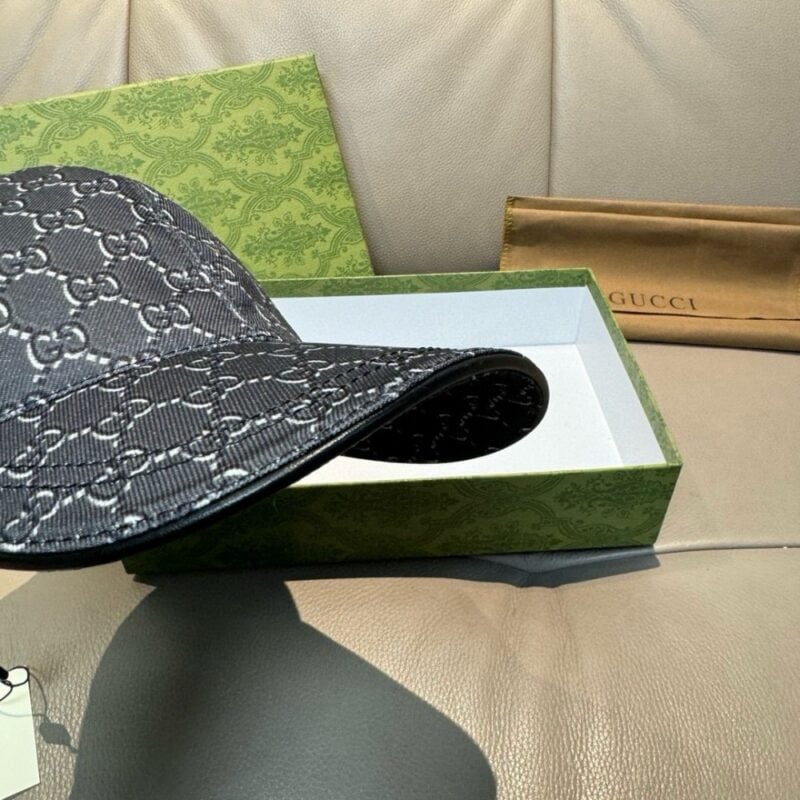 【AT9227】グッチ(Gucci) モノグラム柄灰色ベースボールキャップ - 高級シルクスクリーンロゴ付き | Gucci
