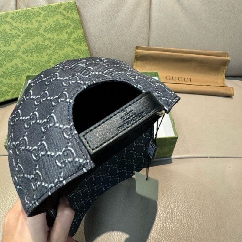 【AT9227】グッチ(Gucci) モノグラム柄灰色ベースボールキャップ - 高級シルクスクリーンロゴ付き | Gucci