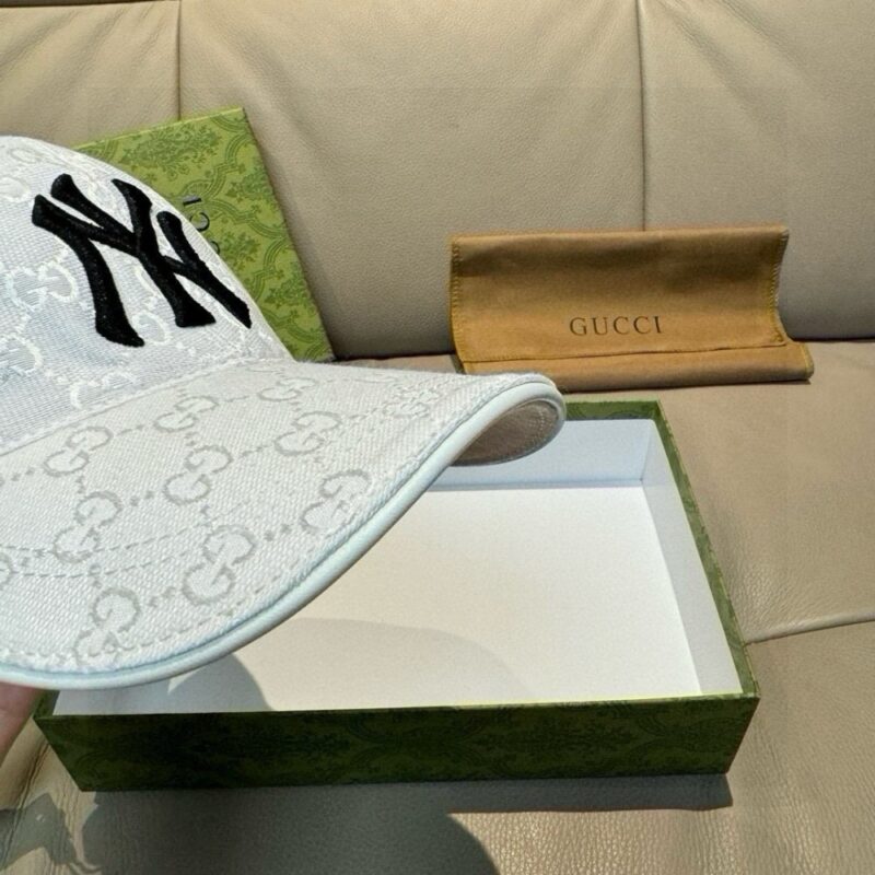 【AT9231】Gucci × ニューヨーク・ヤンキース コラボキャップ - 高級牛革素材、360°通気、都会のエンブレム、白色デザイン | NY Yankees