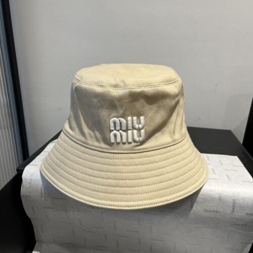 【AT9249】Miu Miuのエクルー色フィッシャーマンハット、ファッションとエレガンスを演出する夏のスタイルアイテム | Miu Miu