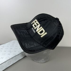 【AT9252】FENDI ロゴ入り ベースボールキャップ - 高級羽毛生地の贅沢なデザイン | Fendi