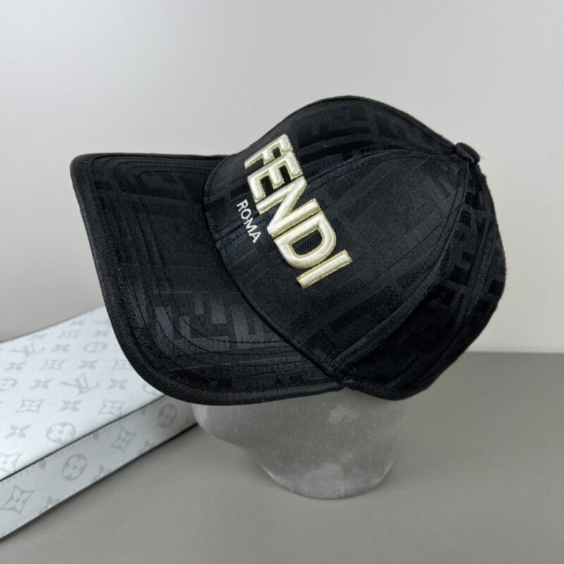 【AT9252】FENDI ロゴ入り ベースボールキャップ - 高級羽毛生地の贅沢なデザイン | Fendi