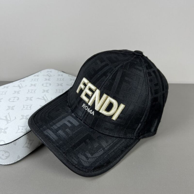 【AT9252】FENDI ロゴ入り ベースボールキャップ - 高級羽毛生地の贅沢なデザイン | Fendi