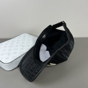 【AT9252】FENDI ロゴ入り ベースボールキャップ - 高級羽毛生地の贅沢なデザイン | Fendi
