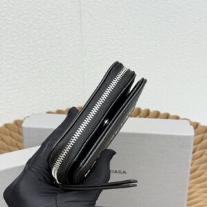 【AT9264】バレンシアガのダークグレーミニウォレット - 小さな贅沢な牛革素材と機能的なカード収納 | Balenciaga
