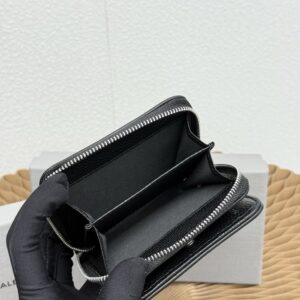 【AT9264】バレンシアガのダークグレーミニウォレット - 小さな贅沢な牛革素材と機能的なカード収納 | Balenciaga