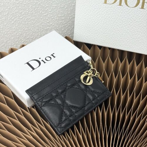 【AT9267】ディオール Dior ブラックラムスキンのクラシックカードケース、ユニークなD.I.O.Rチャーム付き | Dior Paris