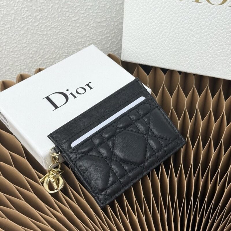 【AT9267】ディオール Dior ブラックラムスキンのクラシックカードケース、ユニークなD.I.O.Rチャーム付き | Dior Paris