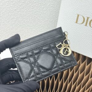 【AT9267】ディオール Dior ブラックラムスキンのクラシックカードケース、ユニークなD.I.O.Rチャーム付き | Dior Paris