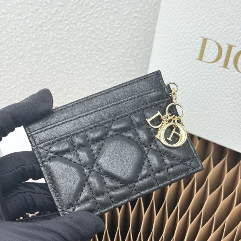 【AT9267】ディオール Dior ブラックラムスキンのクラシックカードケース、ユニークなD.I.O.Rチャーム付き | Dior Paris