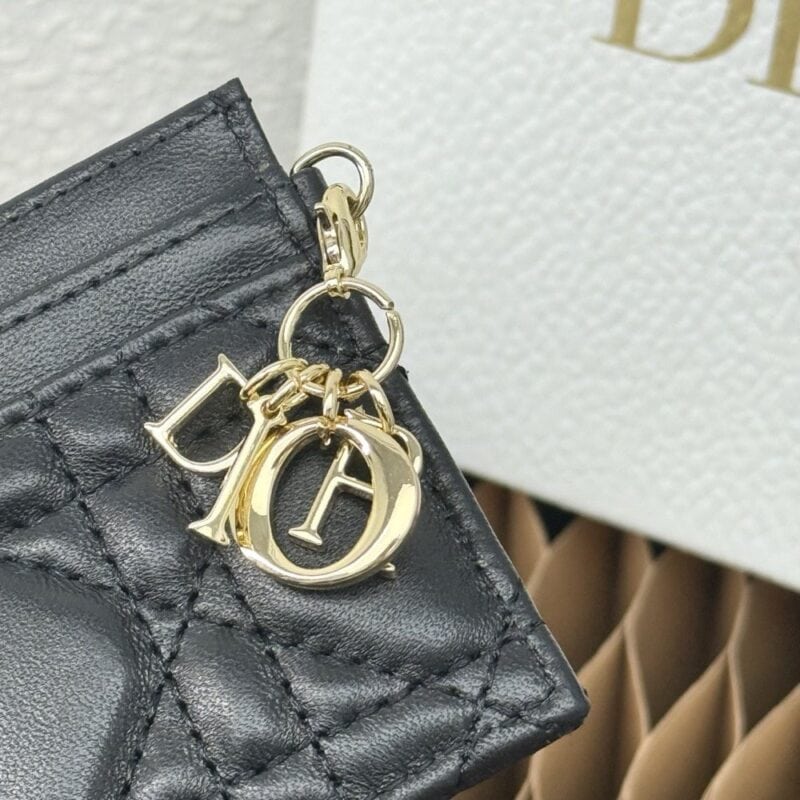 【AT9267】ディオール Dior ブラックラムスキンのクラシックカードケース、ユニークなD.I.O.Rチャーム付き | Dior Paris