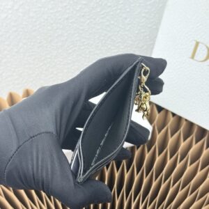 【AT9267】ディオール Dior ブラックラムスキンのクラシックカードケース、ユニークなD.I.O.Rチャーム付き | Dior Paris