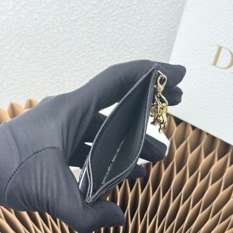 【AT9267】ディオール Dior ブラックラムスキンのクラシックカードケース、ユニークなD.I.O.Rチャーム付き | Dior Paris