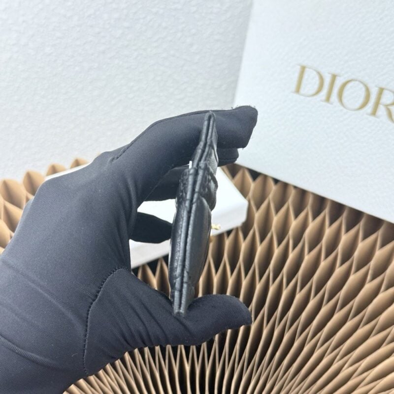 【AT9267】ディオール Dior ブラックラムスキンのクラシックカードケース、ユニークなD.I.O.Rチャーム付き | Dior Paris