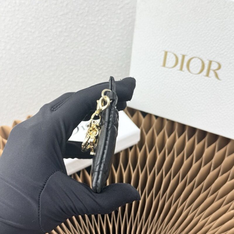 【AT9267】ディオール Dior ブラックラムスキンのクラシックカードケース、ユニークなD.I.O.Rチャーム付き | Dior Paris