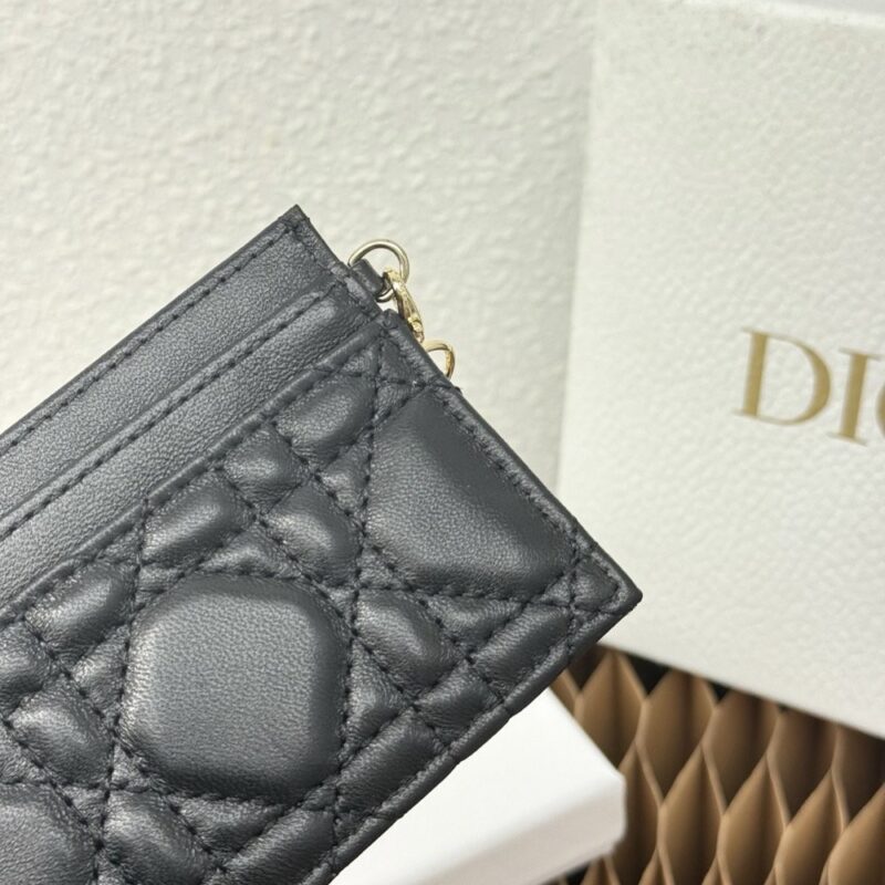 【AT9267】ディオール Dior ブラックラムスキンのクラシックカードケース、ユニークなD.I.O.Rチャーム付き | Dior Paris