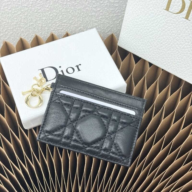 【AT9267】ディオール Dior ブラックラムスキンのクラシックカードケース、ユニークなD.I.O.Rチャーム付き | Dior Paris