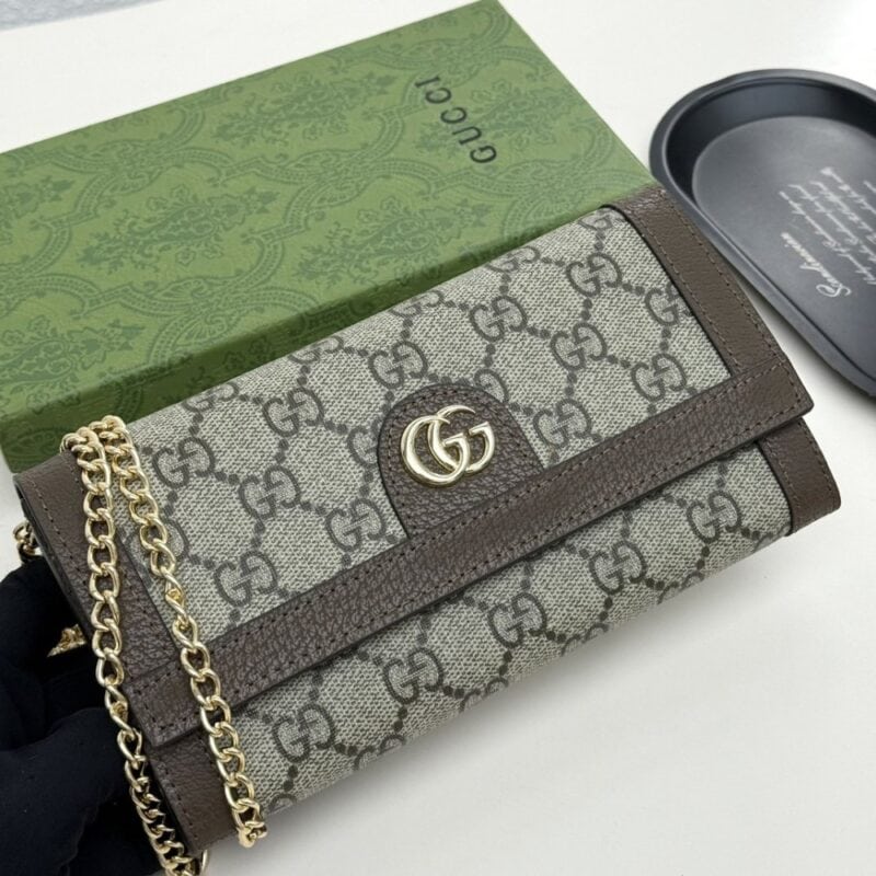 【AT9273】GGモノグラム型押しレザーチェーンバッグ - Gucciアルファベットブランド英文字幕 | Gucci Italy