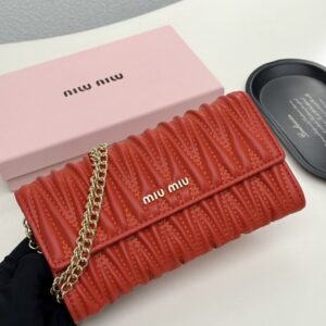 【AT9281】ミュウミュウクラシックなフリルシリーズ羊革財布 - 豪華でエレガントな女性向けファッションアクセサリー | Miu Miu