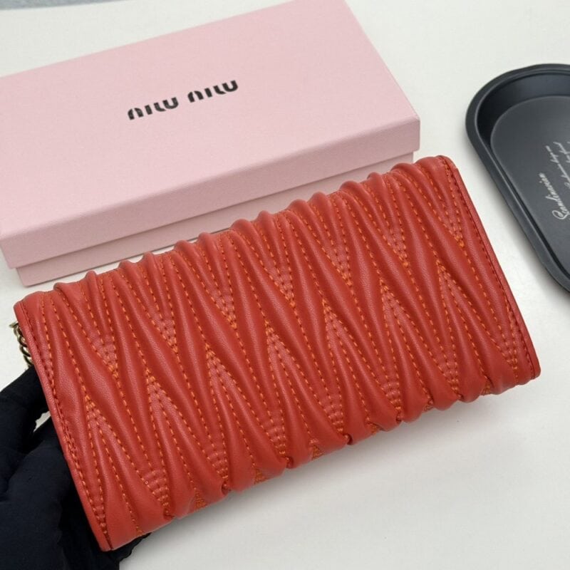 【AT9281】ミュウミュウクラシックなフリルシリーズ羊革財布 - 豪華でエレガントな女性向けファッションアクセサリー | Miu Miu