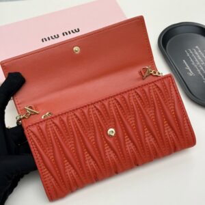 【AT9281】ミュウミュウクラシックなフリルシリーズ羊革財布 - 豪華でエレガントな女性向けファッションアクセサリー | Miu Miu