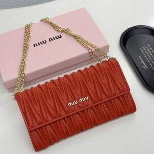 【AT9281】ミュウミュウクラシックなフリルシリーズ羊革財布 - 豪華でエレガントな女性向けファッションアクセサリー | Miu Miu