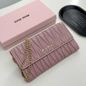 【AT9282】Miu Miu ピンク羊革財布 - 優雅なエンボスデザインとチェーンディテール | Miu Miu