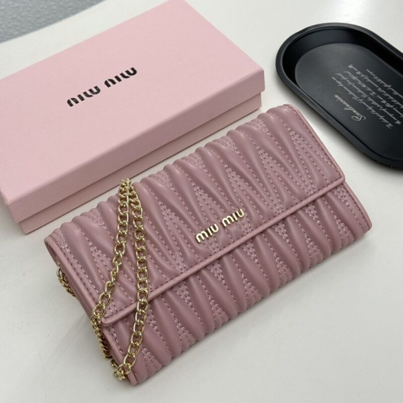 【AT9282】Miu Miu ピンク羊革財布 - 優雅なエンボスデザインとチェーンディテール | Miu Miu