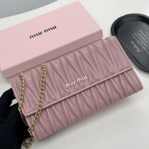 【AT9282】Miu Miu ピンク羊革財布 - 優雅なエンボスデザインとチェーンディテール | Miu Miu