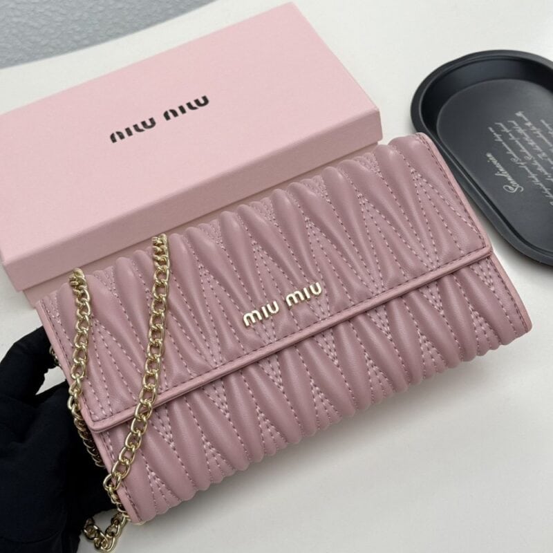 【AT9282】Miu Miu ピンク羊革財布 - 優雅なエンボスデザインとチェーンディテール | Miu Miu