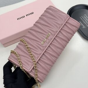 【AT9282】Miu Miu ピンク羊革財布 - 優雅なエンボスデザインとチェーンディテール | Miu Miu